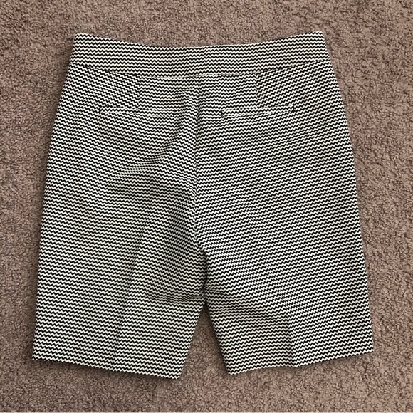 Ann Taylor Black White Chevron Boardwalk Short - Picture 9 of 10